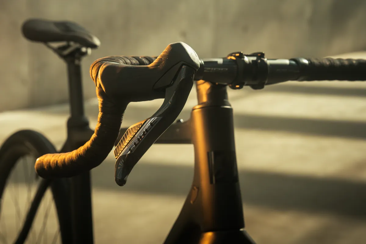 Close-up of the Pivot's brake hoods and shifters